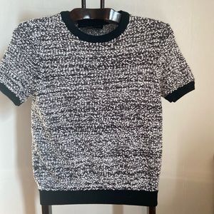 Black & white shirt sleeve knit top
